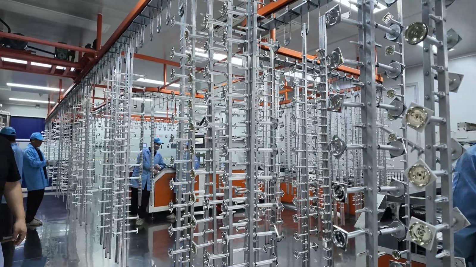 Automated spray-coating line in the decoration workshop